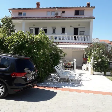Ferien Haus, Bestway Pool,garten,grill,terrassen,parking * Palit