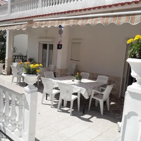 Holiday home Ferien Haus, Bestway Pool,garten,grill,terrassen,parking